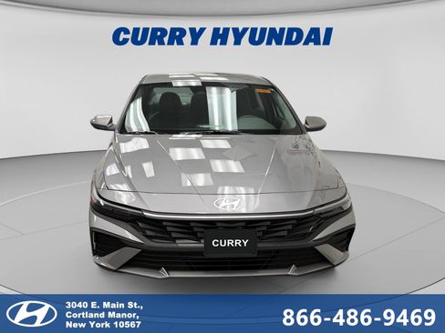 Used 2025 Hyundai Elantra SE FWD image 8