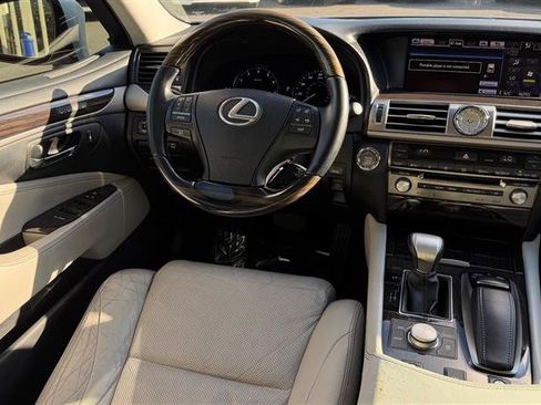 Used 2013 Lexus LS 460 w/ Comfort Pkg RWD image 17