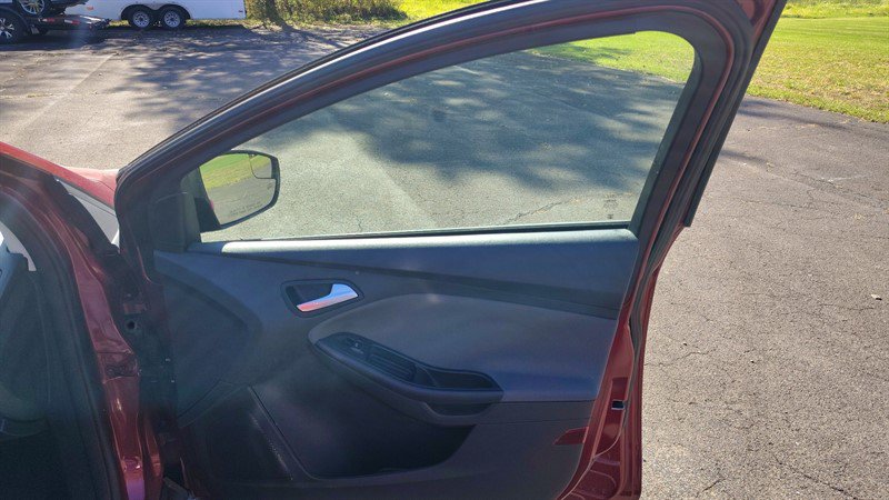 Used 2013 Ford Focus SE w/ SE Winter Pkg FWD image 11
