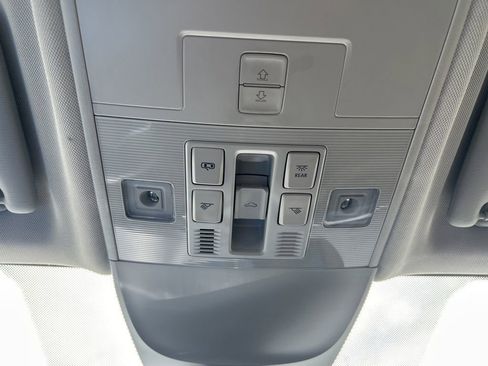 Certified 2025 Volkswagen Taos SE image 39