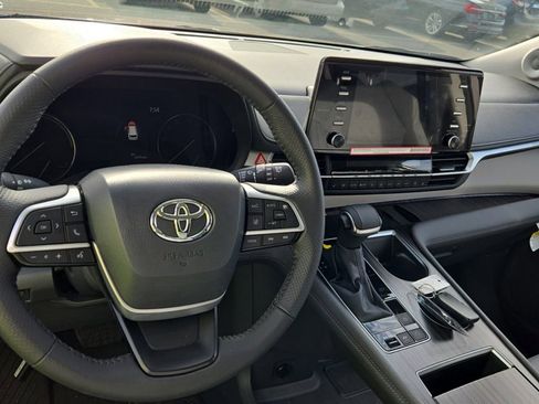 Used 2024 Toyota Sienna Limited AWD/4WD image 4