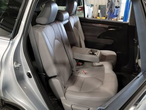 Used 2022 Toyota Highlander Limited AWD/4WD image 22