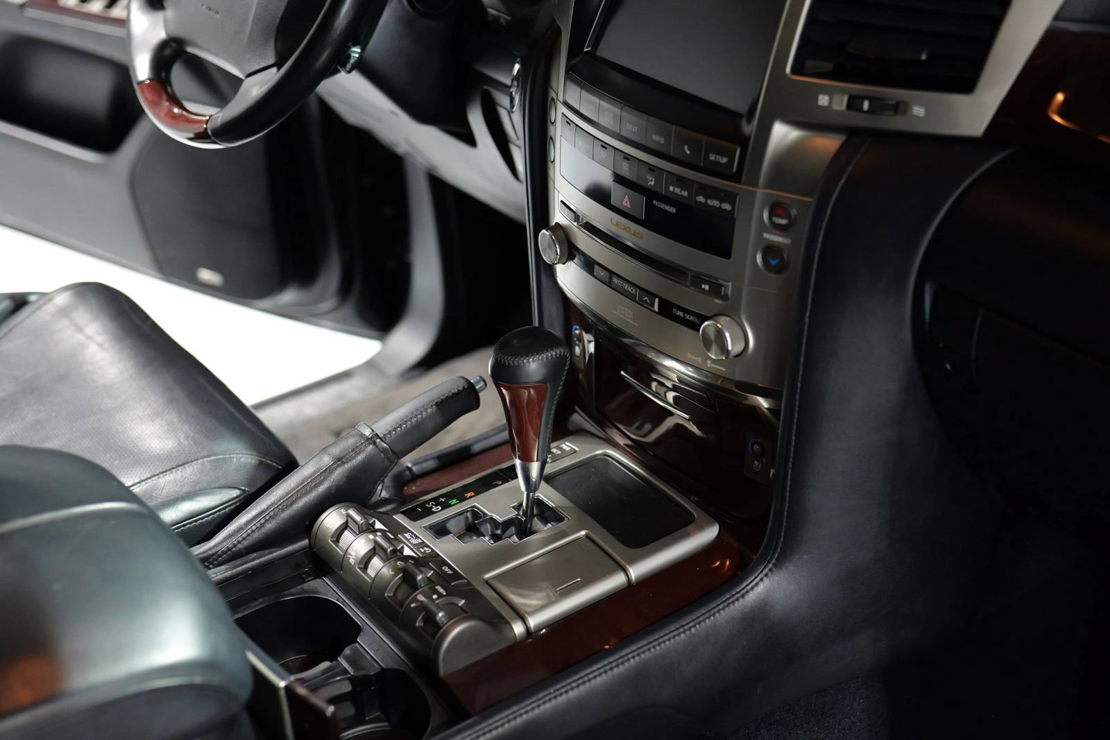 Used 2013 Lexus LX 570 4WD w/ Luxury Pkg image 25