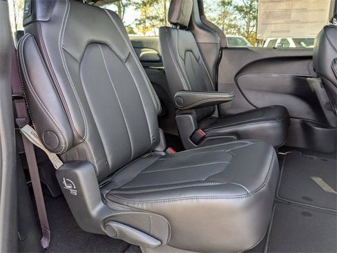 New 2026 Chrysler Pacifica Select image 33