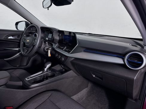 Used 2025 Chevrolet Trax LS image 31