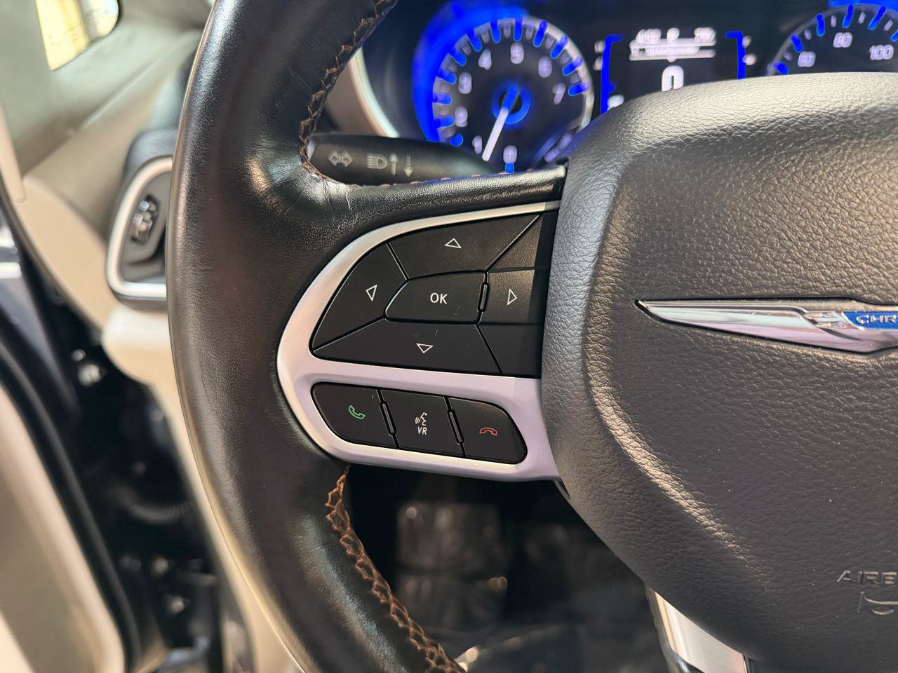 Used 2019 Chrysler Pacifica Touring-L FWD image 39