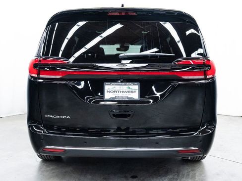 New 2026 Chrysler Pacifica Select image 5