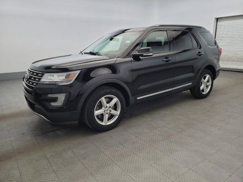 Used 2017 Ford Explorer XLT w/ Equipment Group 202A image 2