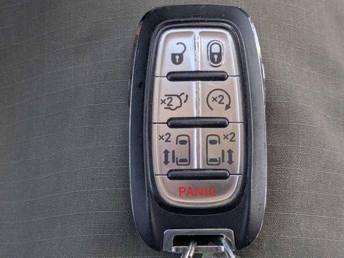 Used 2023 Chrysler Pacifica Limited FWD image 42