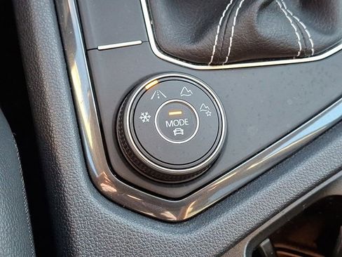 Certified 2022 Volkswagen Tiguan SE image 28