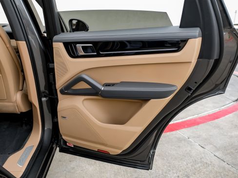 Used 2020 Porsche Cayenne image 47