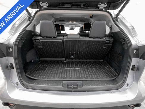 Used 2021 Toyota Highlander XLE AWD/4WD image 33