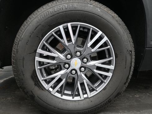 Used 2025 Chevrolet Traverse LT image 11