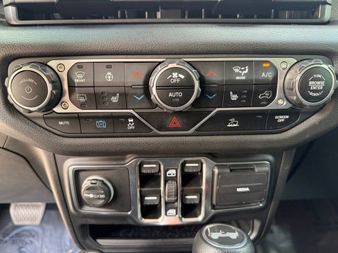 Used 2024 Jeep Wrangler Unlimited w/ Convenience Group image 27