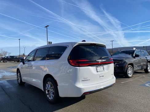 New 2026 Chrysler Pacifica Select image 4