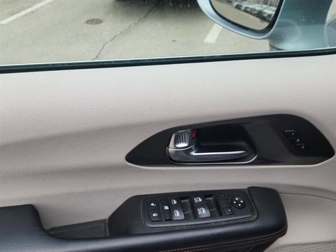 Used 2020 Chrysler Pacifica Touring-L image 14