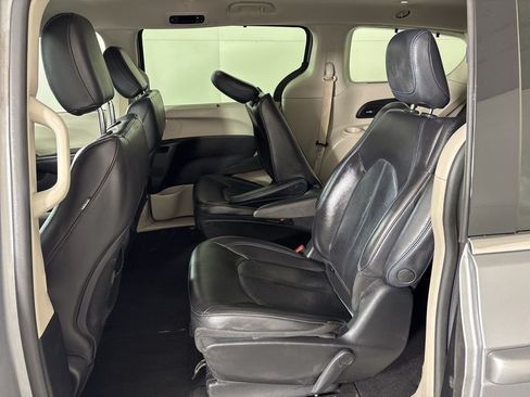 Used 2021 Chrysler Pacifica Touring-L FWD image 23