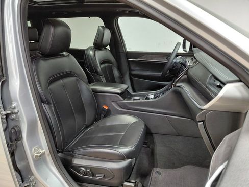 Used 2024 Jeep Grand Cherokee L Limited w/ Luxury Tech Group II image 34