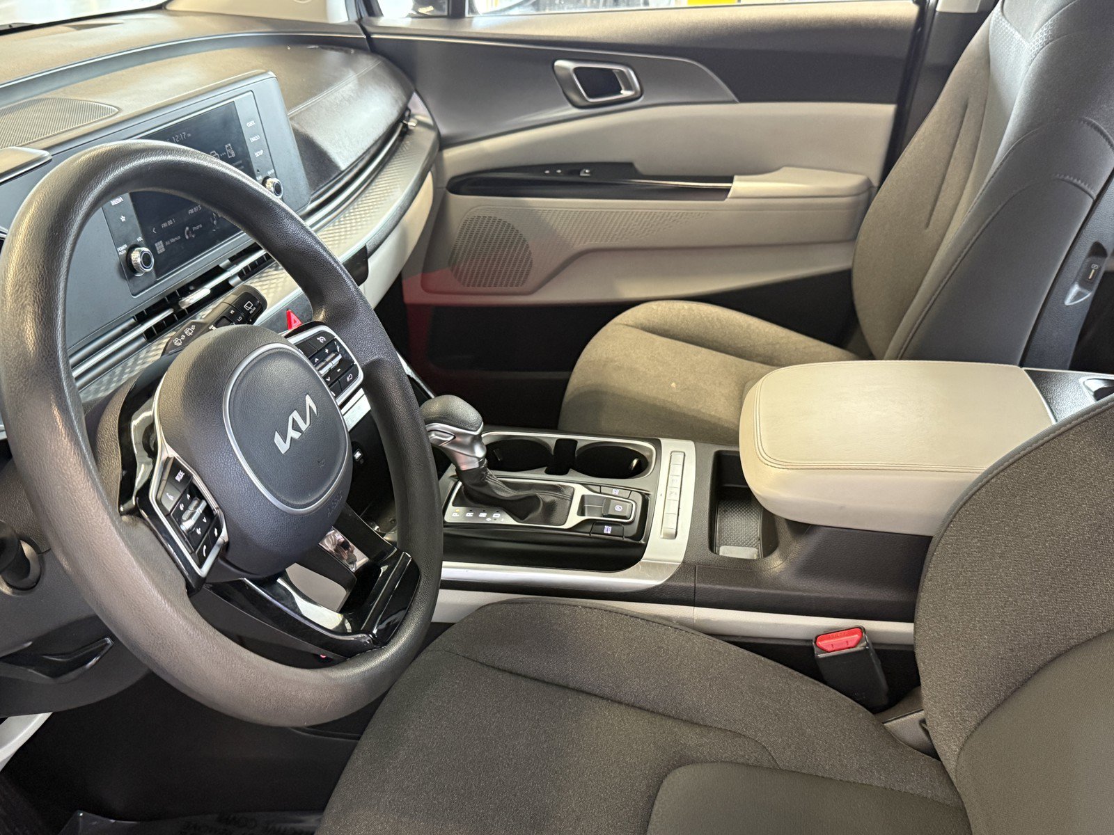 Used 2023 Kia Carnival LX FWD image 25