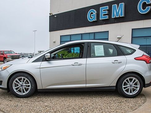 Used 2017 Ford Focus SE image 2