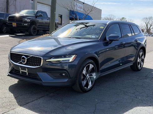 Used 2022 Volvo V60 T5 Cross Country image 23