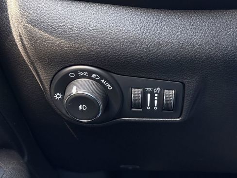 Used 2025 Jeep Compass Trailhawk AWD/4WD image 25