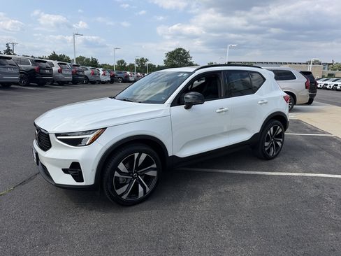 Used 2025 Volvo XC40 B5 Plus AWD/4WD image 6