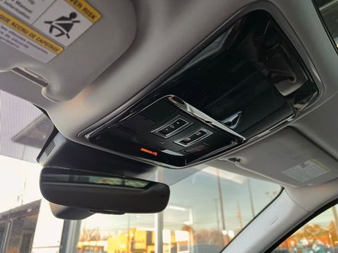 Used 2018 Land Rover Range Rover Velar S image 41