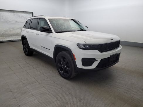 Used 2023 Jeep Grand Cherokee Altitude image 13