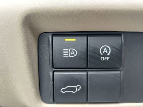 Used 2024 Toyota Highlander XLE FWD image 42