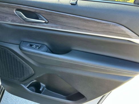 Used 2024 Jeep Grand Cherokee L Limited w/ Luxury Tech Group II image 25