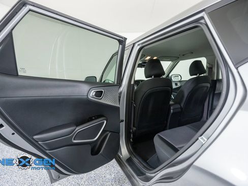 Used 2025 Kia Soul LX w/ LX Technology Package FWD image 25