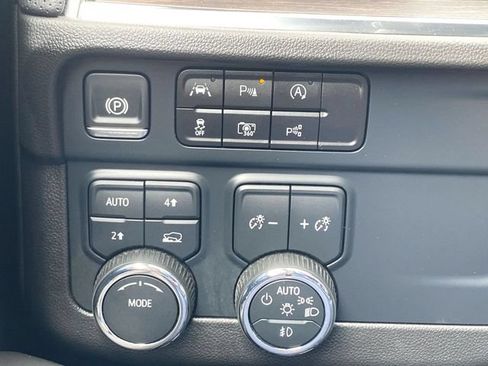 Used 2025 Chevrolet Tahoe Premier AWD/4WD image 18