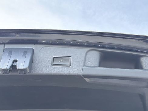 Used 2018 Volkswagen Atlas SEL Premium image 16