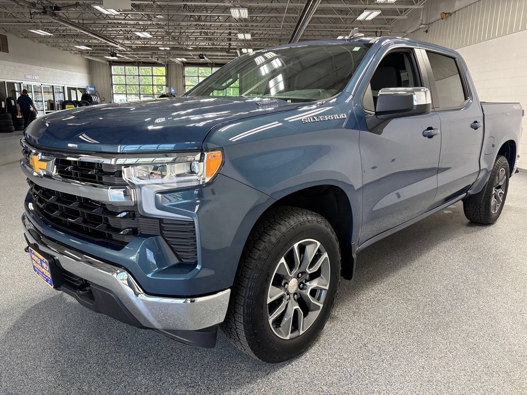 Used 2024 Chevrolet Silverado 1500 LT AWD/4WD image 3
