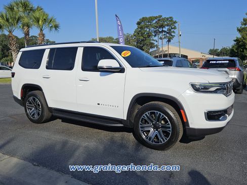 Used 2022 Jeep Wagoneer Series III w/ Flexible Seating Group RWD image 7