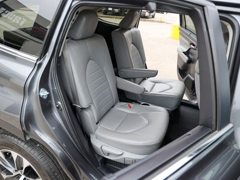 Used 2025 Toyota Highlander XLE AWD/4WD image 23