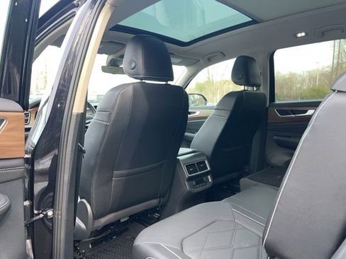 Used 2025 Volkswagen Atlas SE image 14