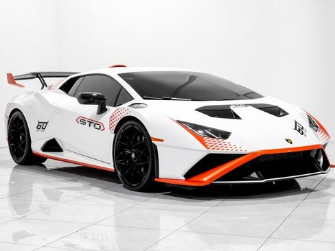 Used 2024 Lamborghini Huracan STO image 3