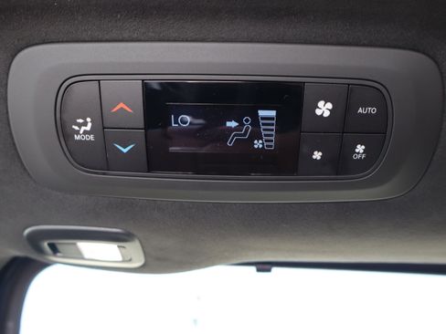 Used 2025 Chrysler Pacifica Pinnacle FWD image 26
