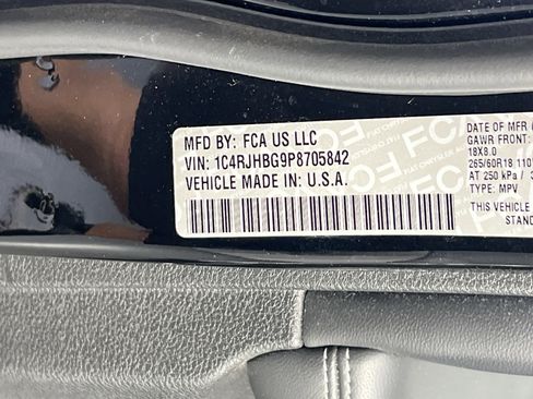 Used 2023 Jeep Grand Cherokee Limited image 28