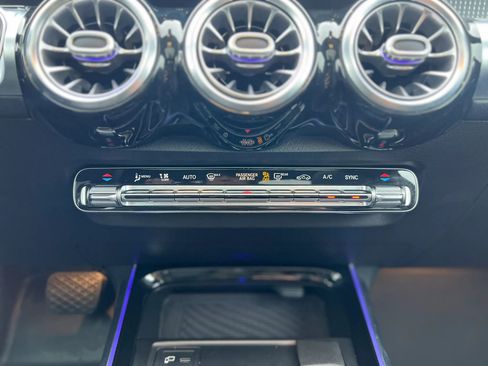 Used 2021 Mercedes-Benz GLB 250 4MATIC image 38