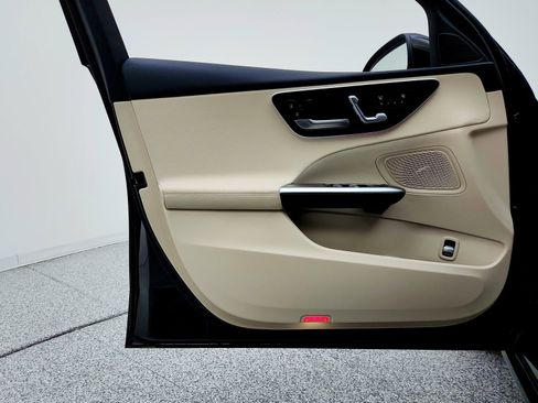 Used 2025 Mercedes-Benz C 300 Sedan image 14