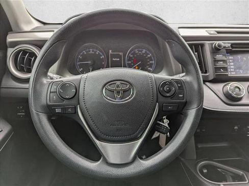 Used 2018 Toyota RAV4 LE image 15