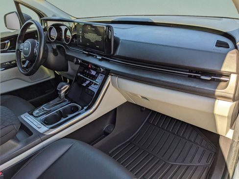 Used 2023 Kia Carnival EX image 16