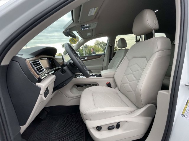 Certified 2026 Volkswagen Atlas SE w/ Black Wheel Package FWD image 18
