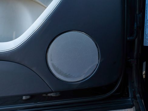 Used 2023 Bentley Bentayga Extended Wheelbase image 16