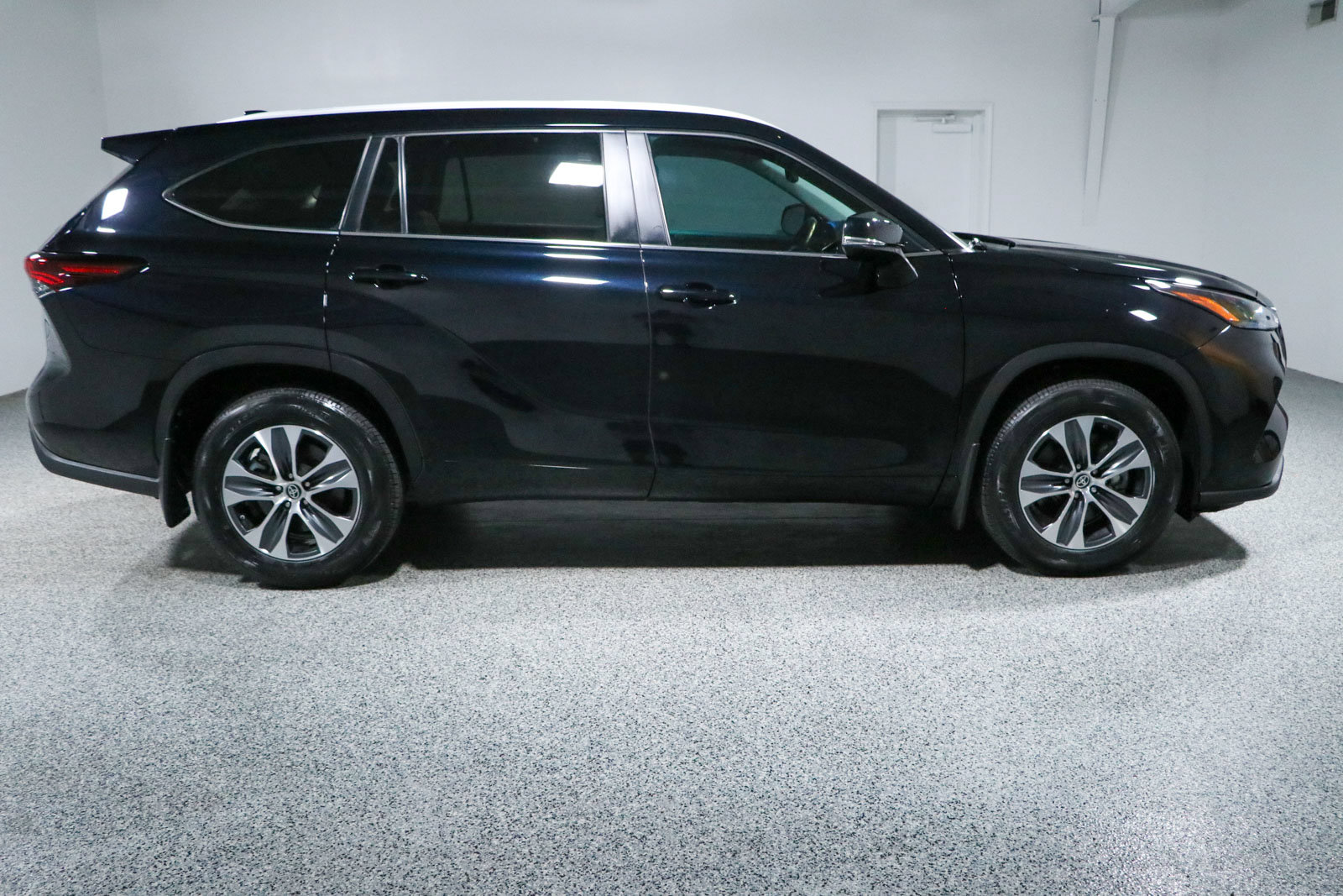 Used 2024 Toyota Highlander XLE FWD image 6