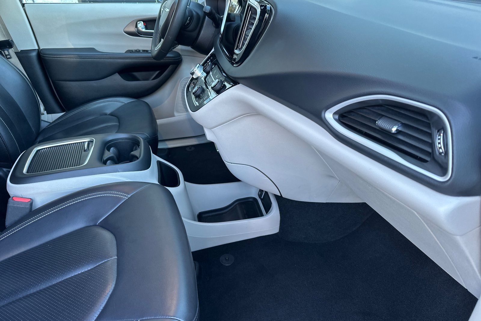 Certified 2023 Chrysler Pacifica Touring-L FWD image 16