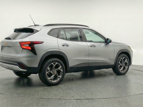 Used 2025 Chevrolet Trax LT w/ LT Convenience Package FWD image 9